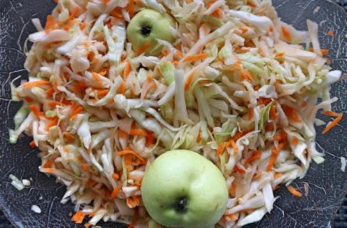 Квашеная капуста с яблоками целиком и без рассола. Рецепт классический, часть теоретическая: квасим капусту с яблоками без ошибок