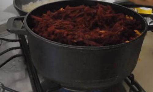 Как сохранить свеклу на зиму в банках. Свекла на зиму в банках — 10 простых и очень вкусных рецептов