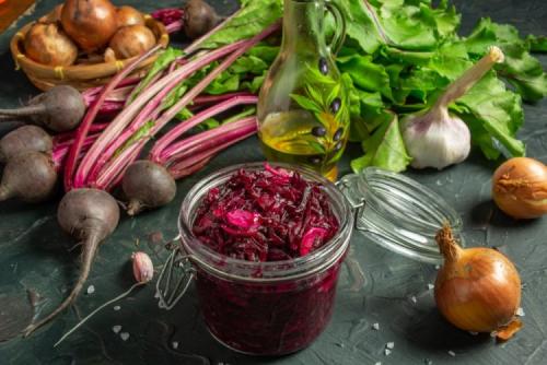 Какие рецепты можно приготовить из моркови и свеклы, которые убраны на зиму. 15 салатов из свеклы на зиму, которые всегда получаются вкусными