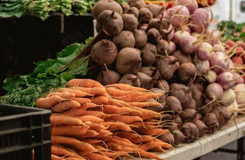 Какие еще продукты можно хранить на грядке вместе с морковью. Почему свёклу нельзя хранить с морковью, но можно с картофелем: правила хранения овощей