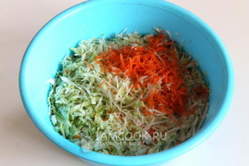 Необычный сочетанием: как приготовить квашеные яблоки с капустой 01