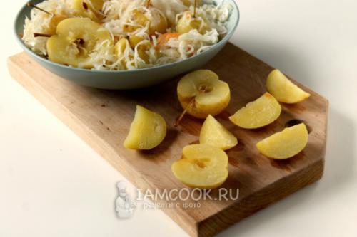 Необычный сочетанием: как приготовить квашеные яблоки с капустой 08