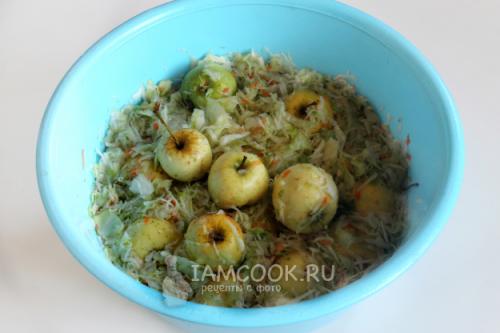 Необычный сочетанием: как приготовить квашеные яблоки с капустой 05