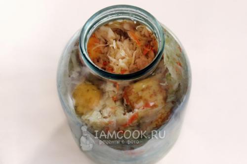 Необычный сочетанием: как приготовить квашеные яблоки с капустой 07