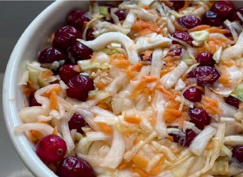 Необычное сочетание вкусов: как приготовить квашеную капусту с яблоком и клюквой 11