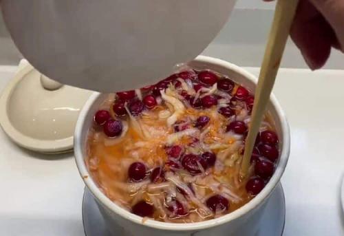 Необычное сочетание вкусов: как приготовить квашеную капусту с яблоком и клюквой 16