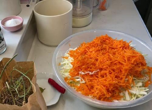 Необычное сочетание вкусов: как приготовить квашеную капусту с яблоком и клюквой 13