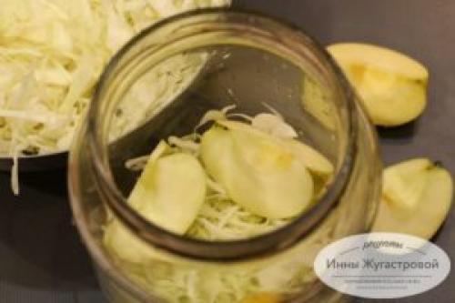 Можно ли приготовить квашеную капусту с яблоком и клюквой для веганов и вегетарианцев. Квашеная капуста с яблоками и клюквой в рассоле, рецепт на 3-х литровую банку