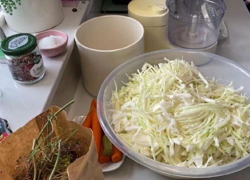 Необычное сочетание вкусов: как приготовить квашеную капусту с яблоком и клюквой 12