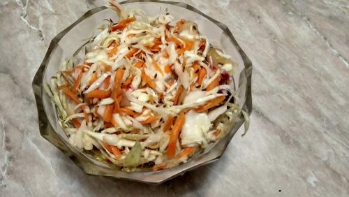 Квашеная капуста с яблоком и клюквой. Капуста, проквашенная с яблоком, тмином и клюквой. Люблю этот рецепт за невероятный вкус