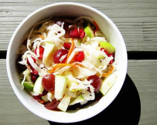 Необычное сочетание вкусов: как приготовить квашеную капусту с яблоком и клюквой 22