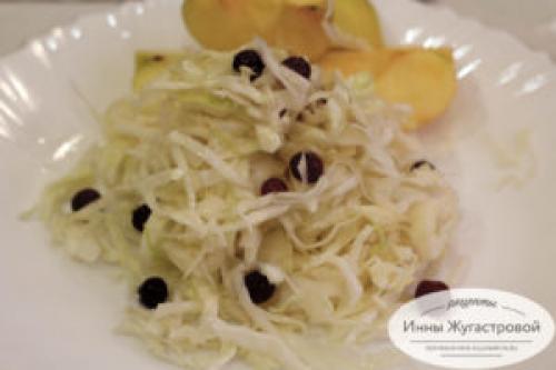 Можно ли приготовить квашеную капусту с яблоком и клюквой для веганов и вегетарианцев. Квашеная капуста с яблоками и клюквой в рассоле, рецепт на 3-х литровую банку