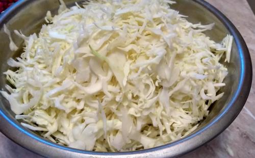 Квашеная капуста с яблоком и клюквой. Капуста, проквашенная с яблоком, тмином и клюквой. Люблю этот рецепт за невероятный вкус