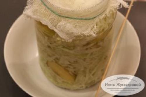 Можно ли приготовить квашеную капусту с яблоком и клюквой для веганов и вегетарианцев. Квашеная капуста с яблоками и клюквой в рассоле, рецепт на 3-х литровую банку