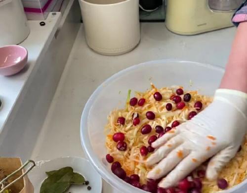 Необычное сочетание вкусов: как приготовить квашеную капусту с яблоком и клюквой 14