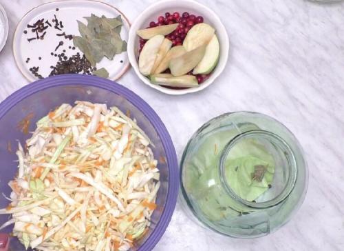 Необычное сочетание вкусов: как приготовить квашеную капусту с яблоком и клюквой 20