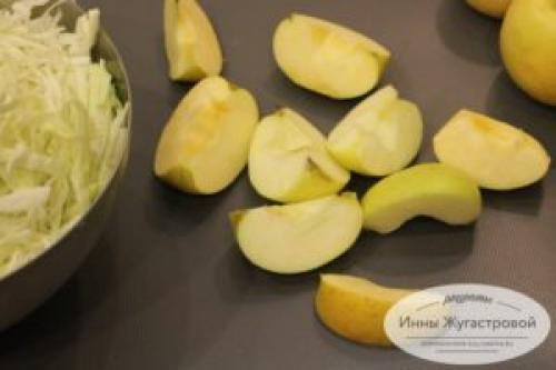 Можно ли приготовить квашеную капусту с яблоком и клюквой для веганов и вегетарианцев. Квашеная капуста с яблоками и клюквой в рассоле, рецепт на 3-х литровую банку