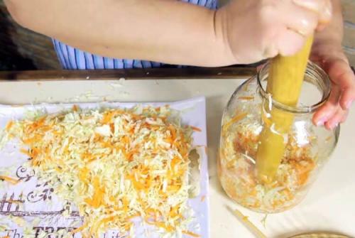 Необычное сочетание вкусов: как приготовить квашеную капусту с яблоком и клюквой 17