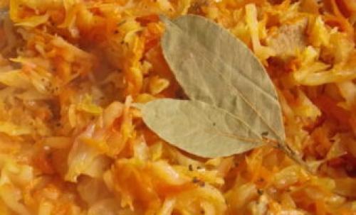 Как сочетать замороженную капусту с другими овощами и мясом в блюдах. Тушеная капуста с мясом на сковороде