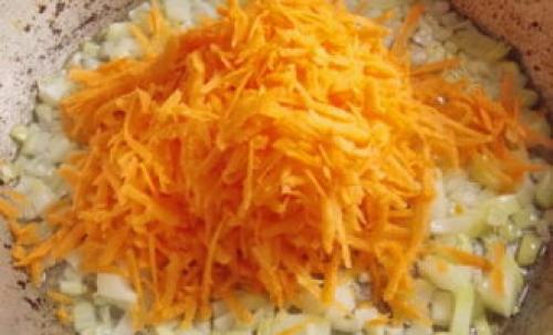 Как сочетать замороженную капусту с другими овощами и мясом в блюдах. Тушеная капуста с мясом на сковороде