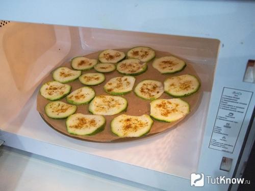 Как приготовить вкусные и хрустящие чипсы из кабачков в духовке 15 Как приготовить вкусные и хрустящие чипсы из кабачков в духовке 15