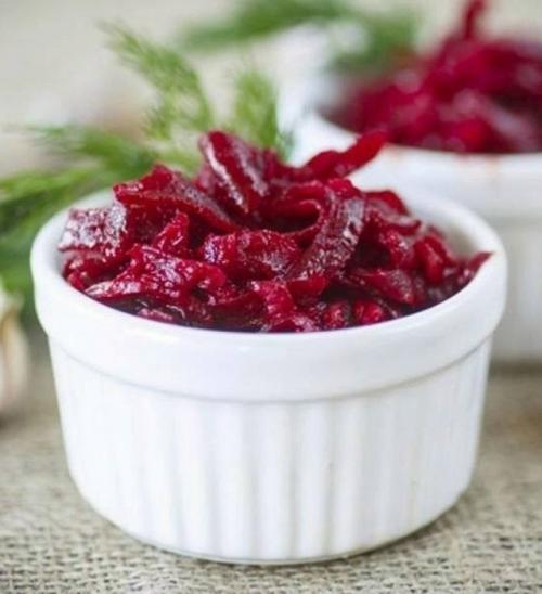 Икра из свёклы - изумительно вкусное блюдо, которое станет отличным дополнением к вашему приёму пищи, будь то обед или ужин.
