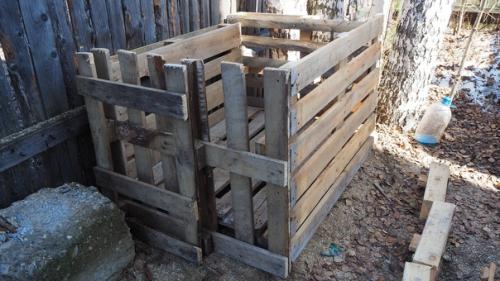 После постройки дома остались старые поддоны.