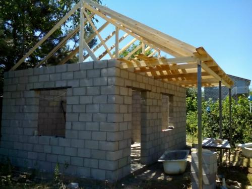 Построил дачный дом своими руками, только крышу строили нанятые рабочие. 07