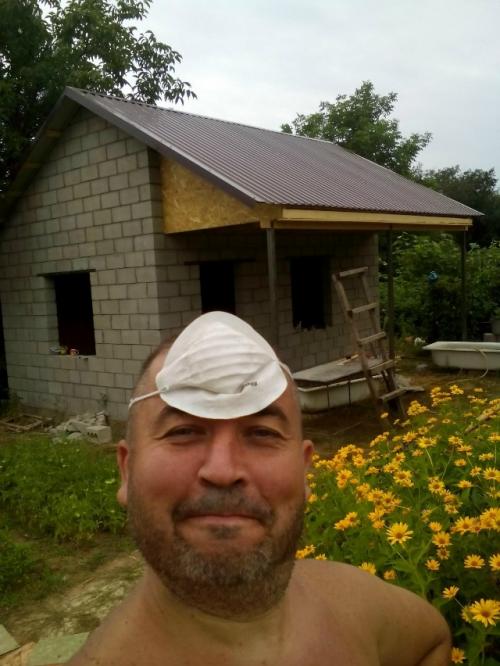 Построил дачный дом своими руками, только крышу строили нанятые рабочие. 01