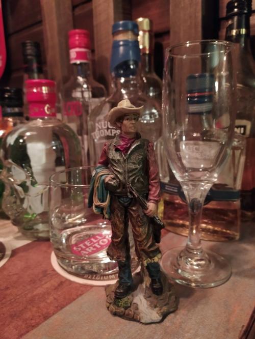 Построил дачный дом своими руками, только крышу строили нанятые рабочие.