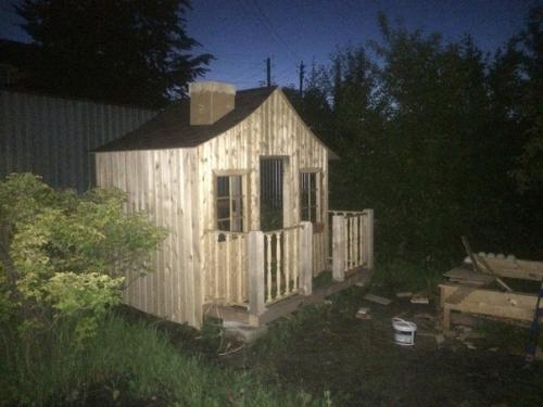 Процесс постройки детского игрового домика. 04