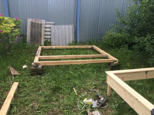 Процесс постройки детского игрового домика.