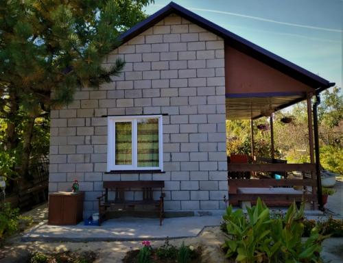 Построил дачный дом своими руками, только крышу строили нанятые рабочие. 04