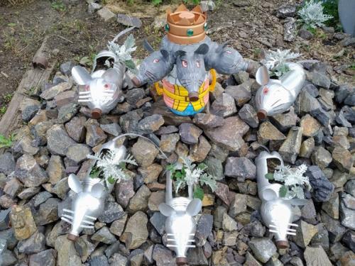 Мышиный король со своим войском мою дачу оберегает. 01