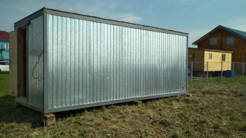 На участке утеплил пенополистиролом 100 мм бытовку, сверху обшил сайдингом, получилось вроде неплохо. 01