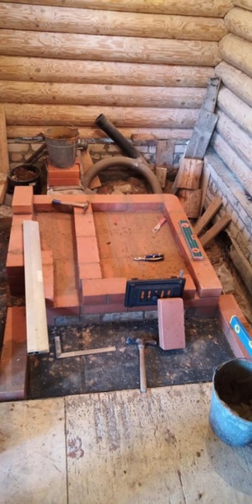 Процесс кладки банной печи с регулируемым нагревом бака.