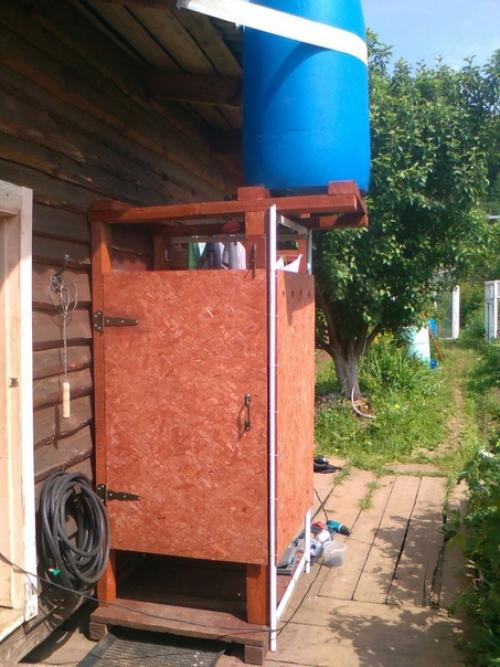 Делюсь своей работой: построила вот такие два летних душа. 05