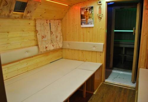 А у нас баня на колёсах: хотим к реке едем, хотим к озеру попариться. 04