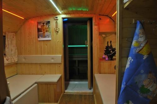 А у нас баня на колёсах: хотим к реке едем, хотим к озеру попариться. 03