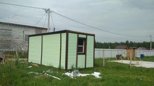 На участке утеплил пенополистиролом 100 мм бытовку, сверху обшил сайдингом, получилось вроде неплохо. 02