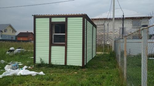 На участке утеплил пенополистиролом 100 мм бытовку, сверху обшил сайдингом, получилось вроде неплохо. 03