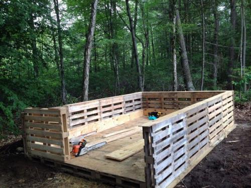 Хозпостройка из поддонов.