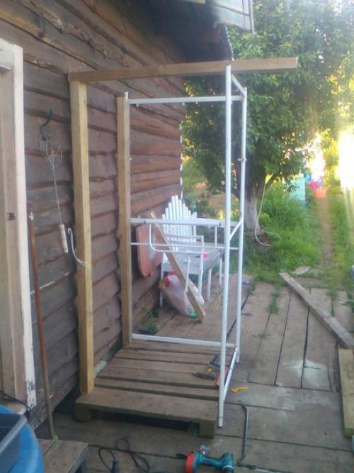 Делюсь своей работой: построила вот такие два летних душа. 03