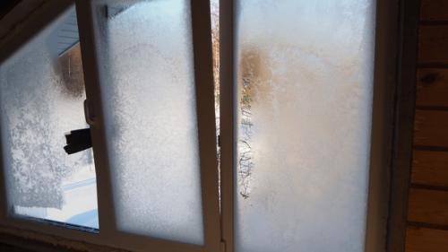 При установке окон на второй этаж не учел, что он еще не отапливается, и не достаточно организовал вентиляцию. 03