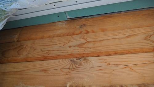 При установке окон на второй этаж не учел, что он еще не отапливается, и не достаточно организовал вентиляцию. 01