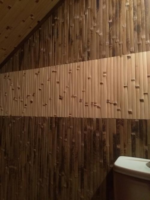 Санузел в мансарде на даче, отделанный бамбуком. 03