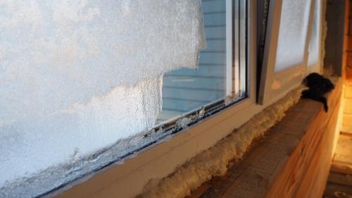 При установке окон на второй этаж не учел, что он еще не отапливается, и не достаточно организовал вентиляцию. 02