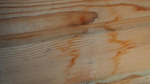 При установке окон на второй этаж не учел, что он еще не отапливается, и не достаточно организовал вентиляцию.