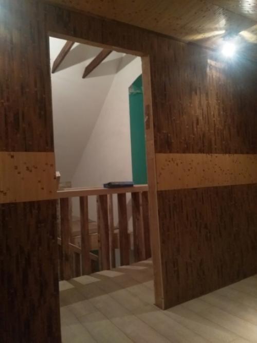 Санузел в мансарде на даче, отделанный бамбуком. 01