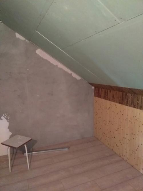 Санузел в мансарде на даче, отделанный бамбуком. 04